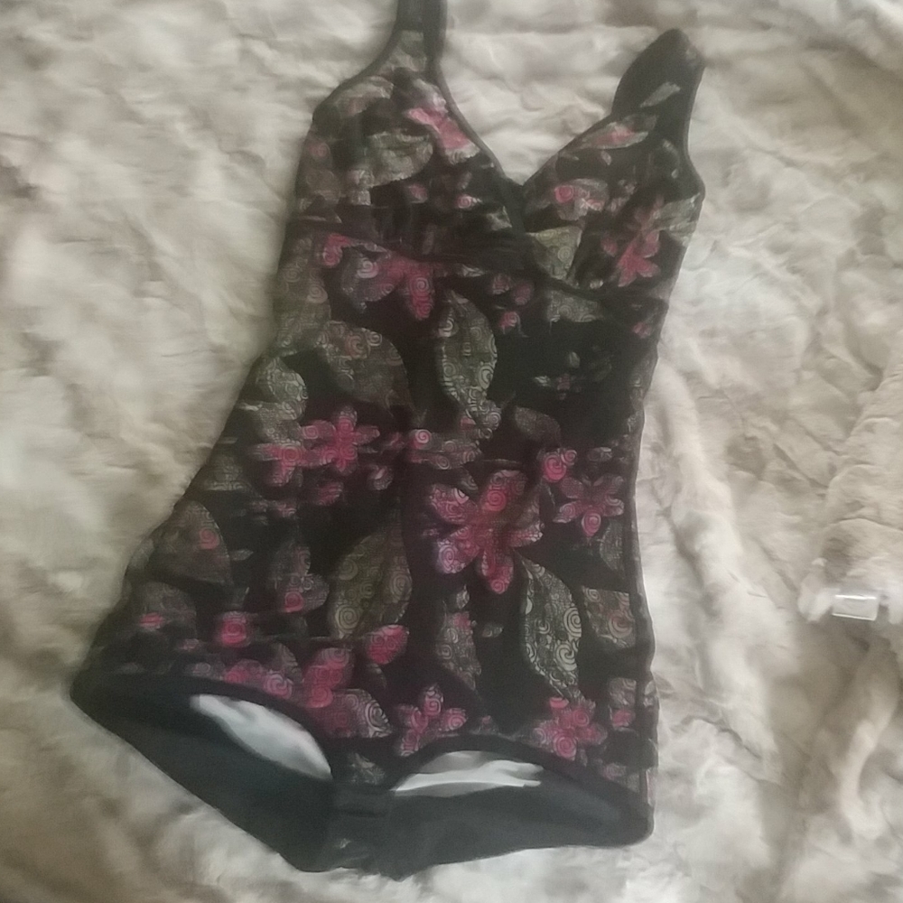 VEDETTE. 5023. Floral Firm Control Bodysuit Shaper